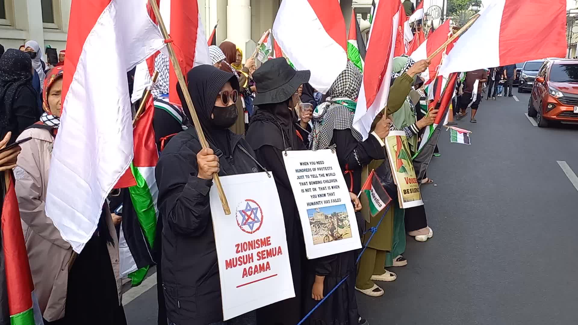 Pro-Palestine rally held in Indonesia marking 1 year since Israel's war with Hamas