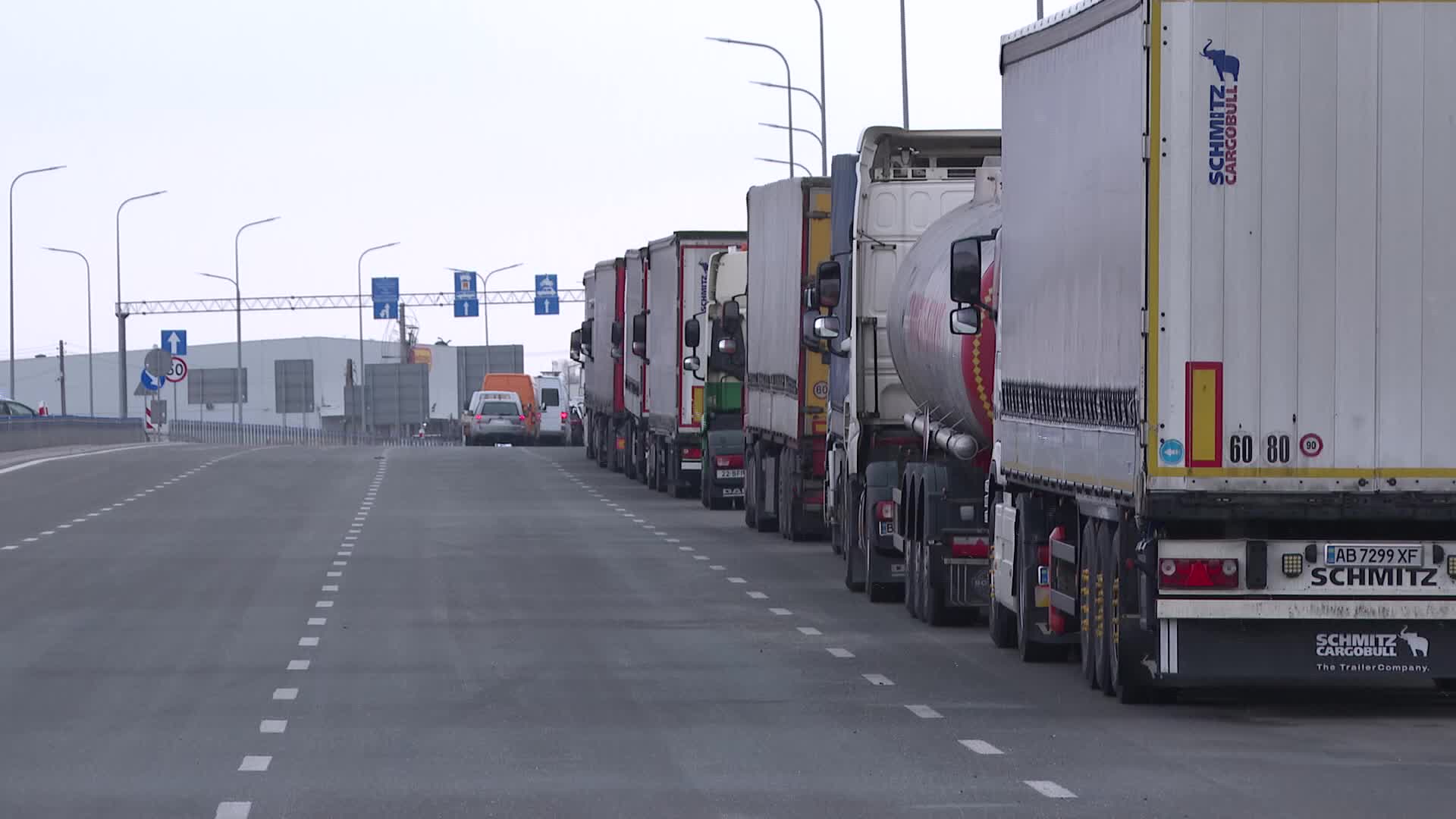 Farmers block Ukrainian border