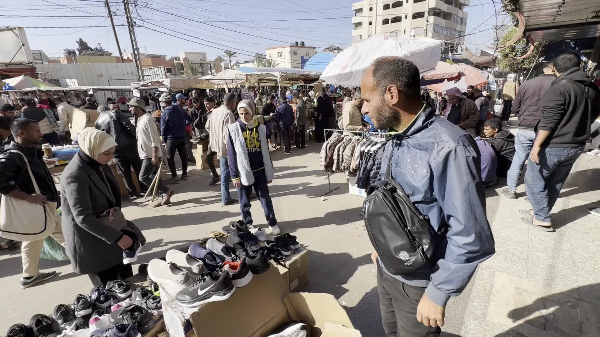 Residents Shop for Vegetables in Deir al-Balah Amid Ongoing Gaza Conflict